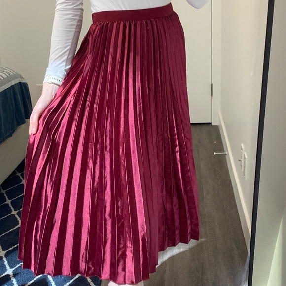 Midi pleated skirt - size small - maroon - Picture 5 of 5